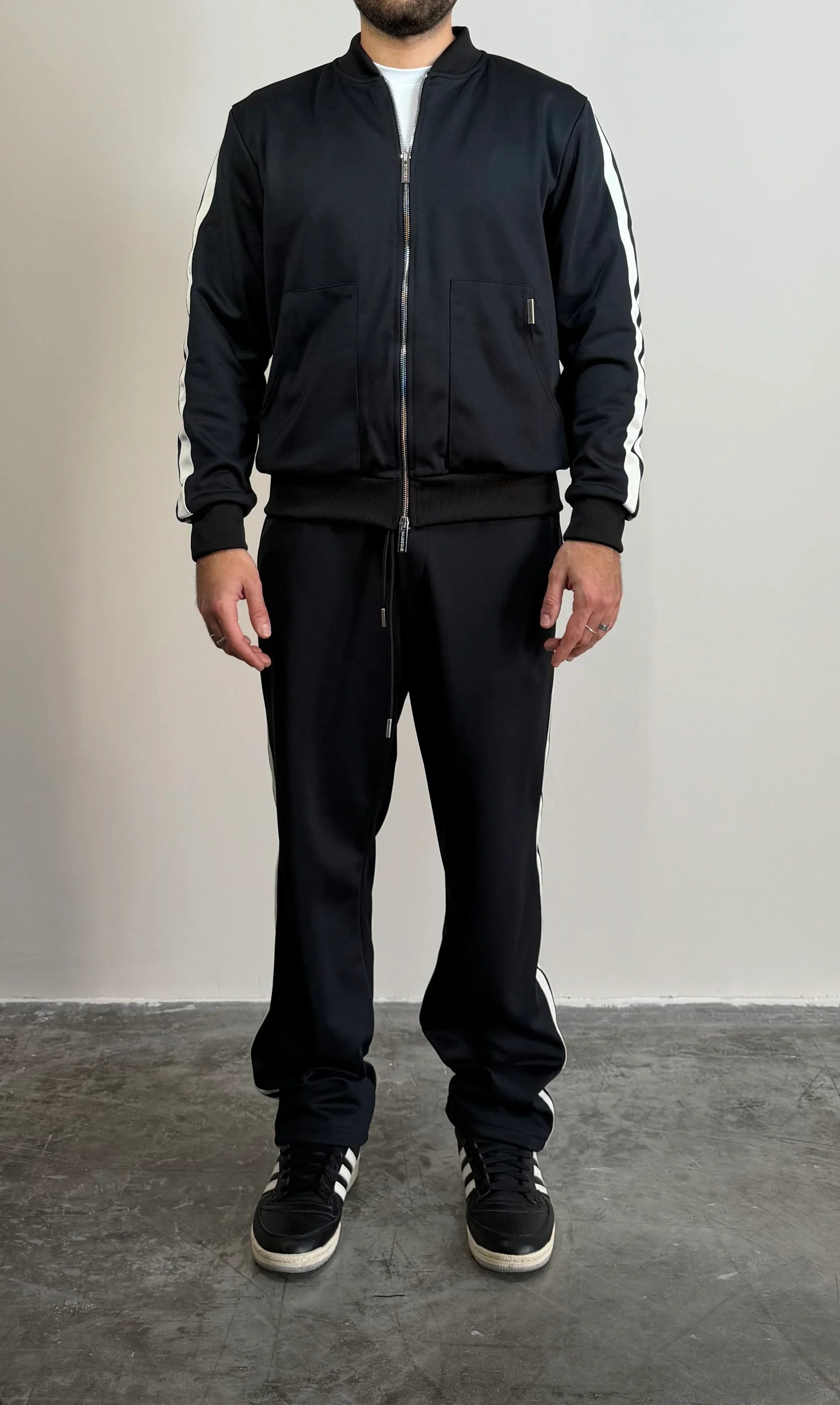 SUIT GAVROCHE CON BANDINE LATERALI A CONTRASTO